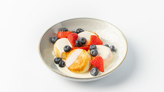 Сырники со свежими ягодами и сливочным соусом, 330 г