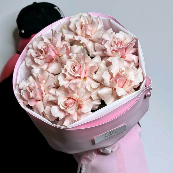 Нежно-розовые французские розы в стильной упаковке