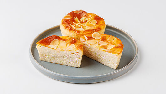 Сырники на миндальной муке с сиропом топинамбура, кафе