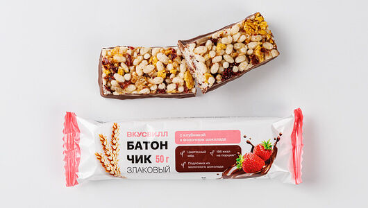 Батончик злаковый с клубникой в молочном шоколаде
