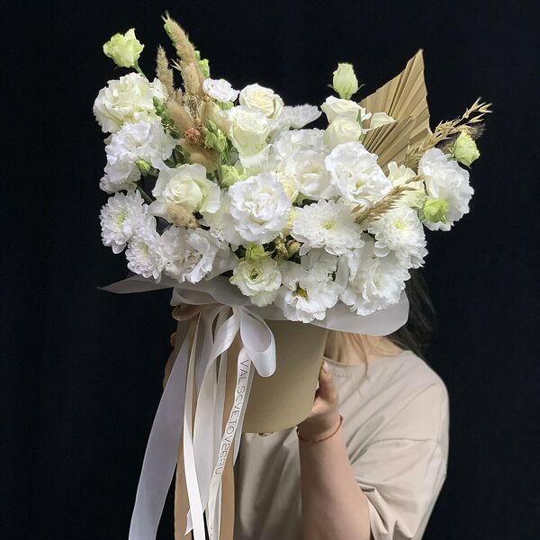 Коробка с белыми цветами