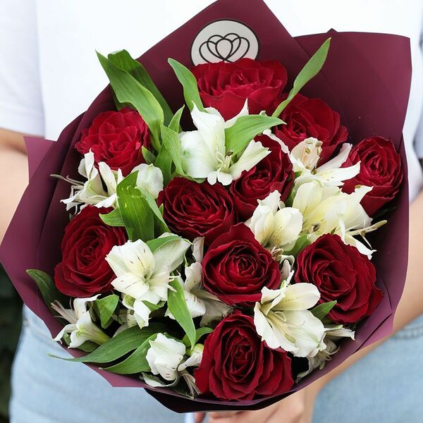 Букет из 10 красных роз (Кения) и 5 белых альстромерий в бордовой пленке