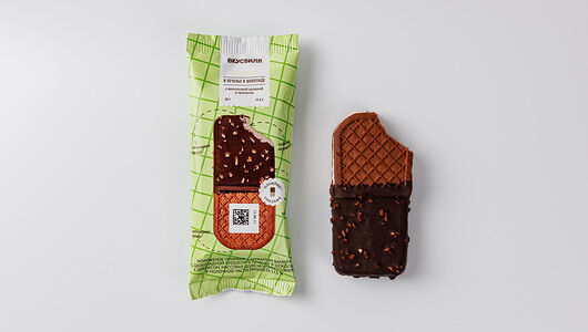 Мороженое в печенье Вкусвилл в шоколаде с шоколадной крошкой и арахисом