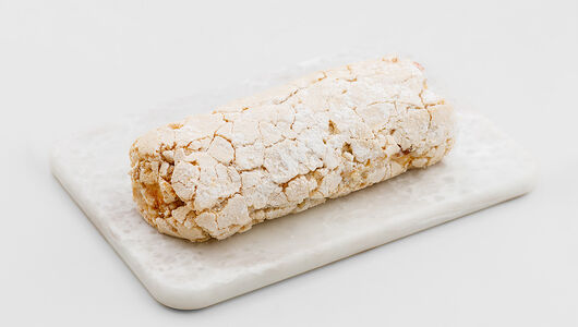 Рулет меренговый ВкусВилл клубника и миндаль