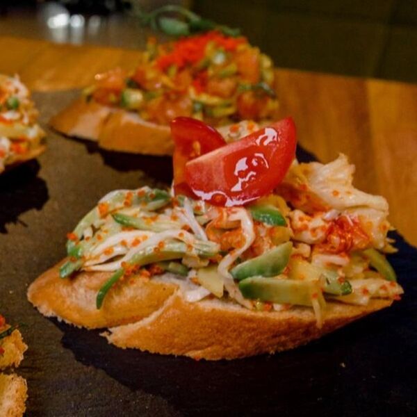 Брускетта с камчатским крабом