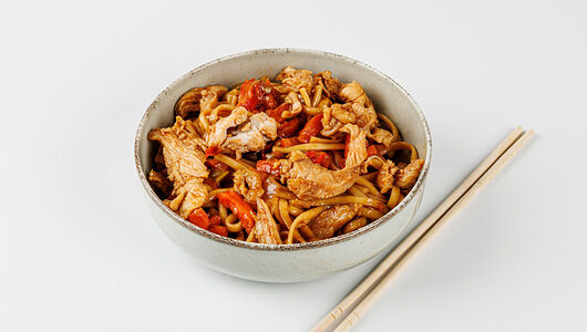 Лапша удон с курицей и овощами с соусом терияки., кафе