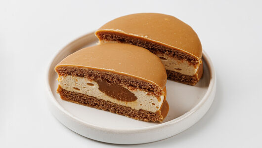 Пирожное веган Sweet бисквит гречишный с суфле и карамелью, кафе