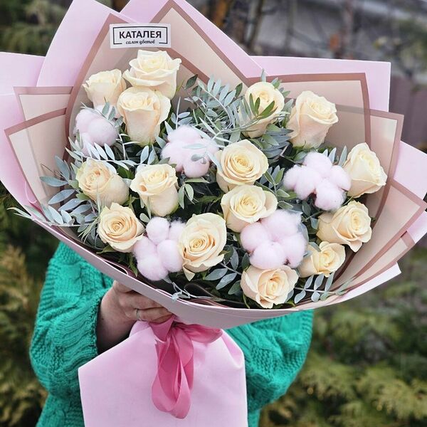 Букет с розами в дизайнерском оформлении