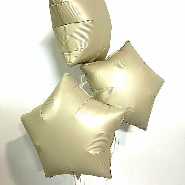 Фонтан из фольгированых звезд кремовых