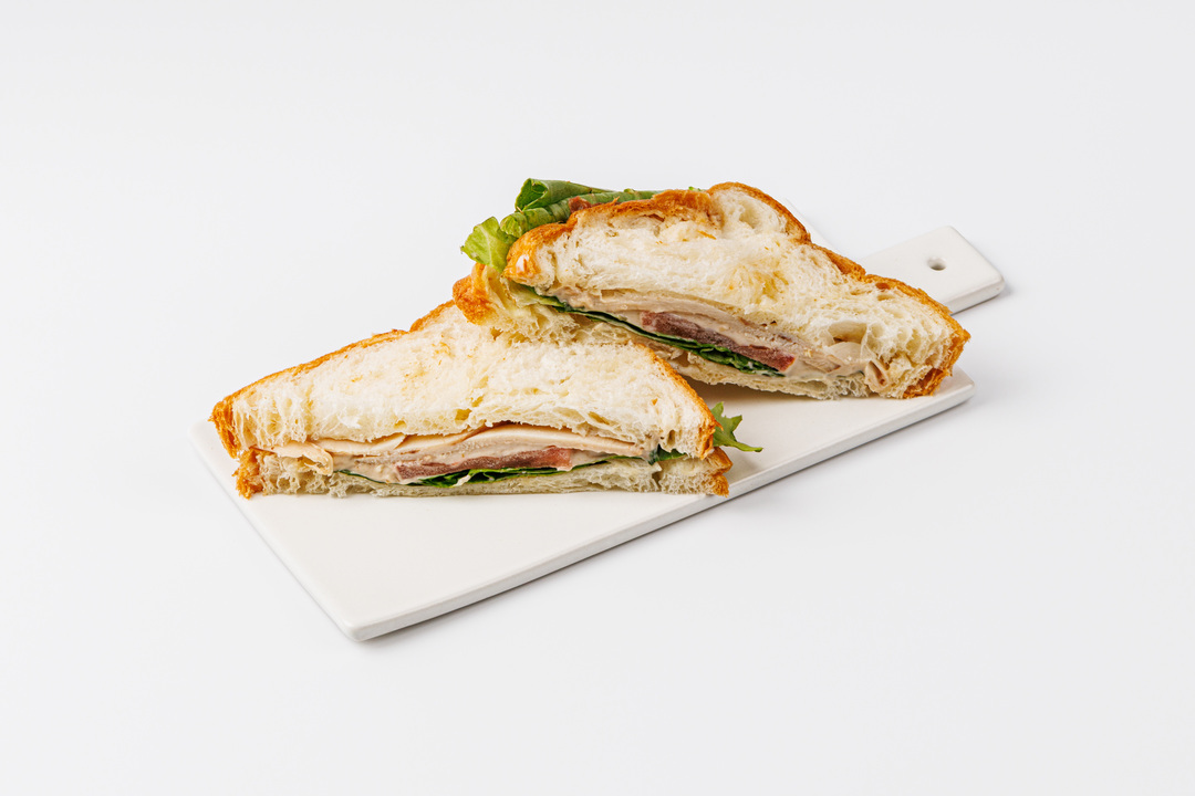 

Тостовый круассан ВкусВилл с курицей и соусом цезарь, кафе 140 г