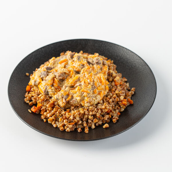 Говядина в сливочном соусе с гречкой