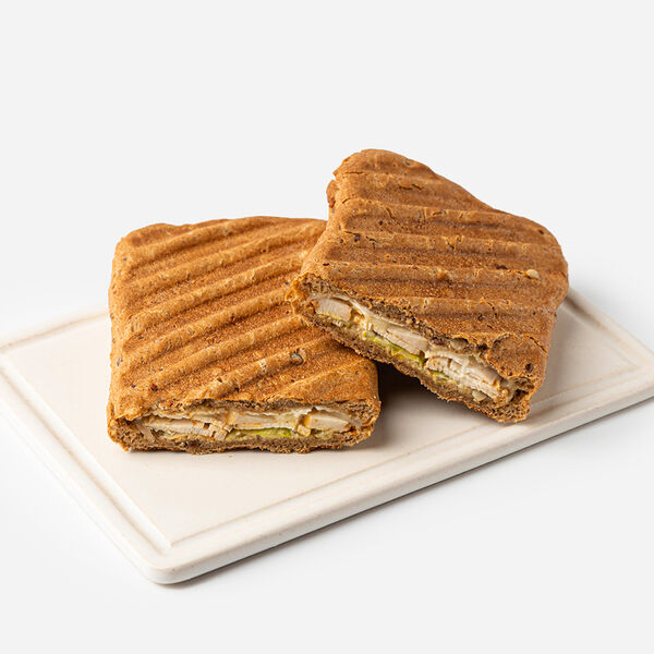 Панини с курицей-гриль, моцареллой и огуречным релишем, кафе