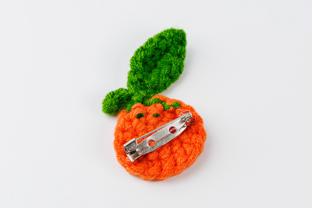 

Брошь вязаная Мандаринка