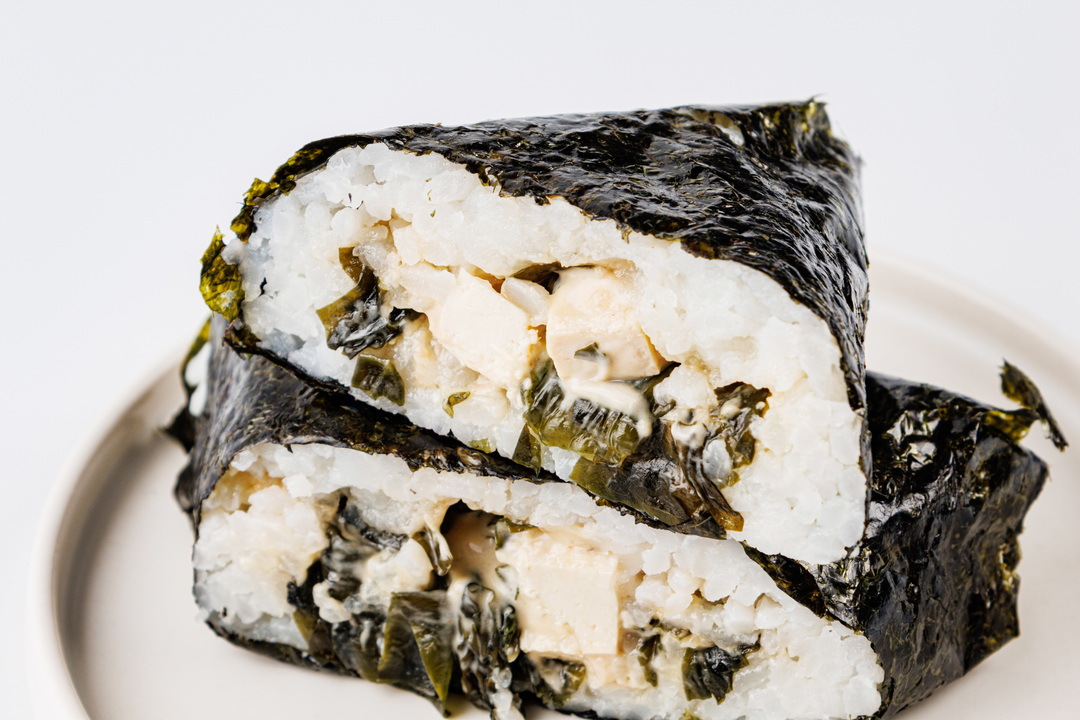 

Онигири с чукой и тофу, веган, кафе, 100г