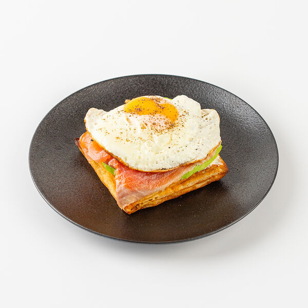 Тост сытный с лососем, сливочным сыром и авокадо