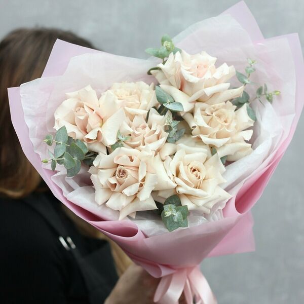 Букет из французской розы с эвкалиптом