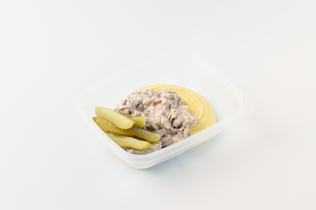 

Бефстроганов из говядины с картофельным пюре и маринованным огурчиком, 355 г