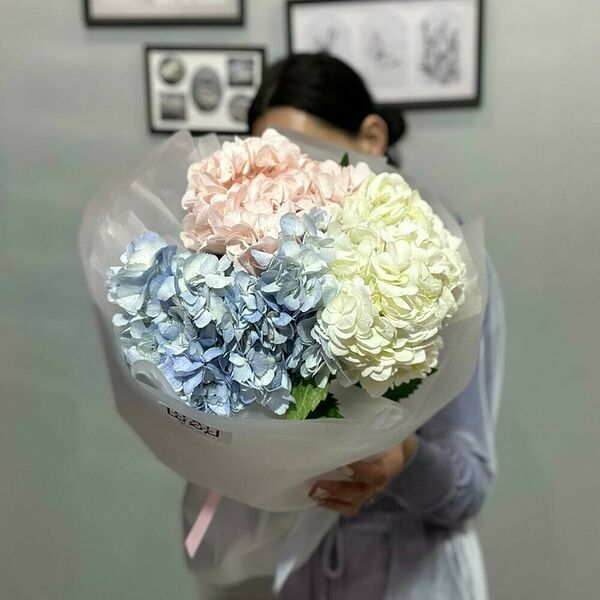 Букет с нежными гортензиями