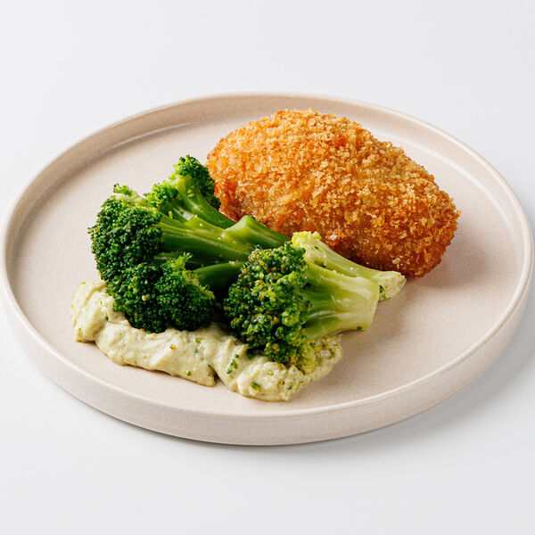 Котлета из птицы с брокколи и соусом