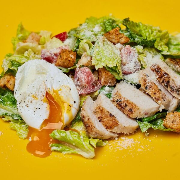 Цезарь с курицей гриль, пармезаном и яйцом пашот