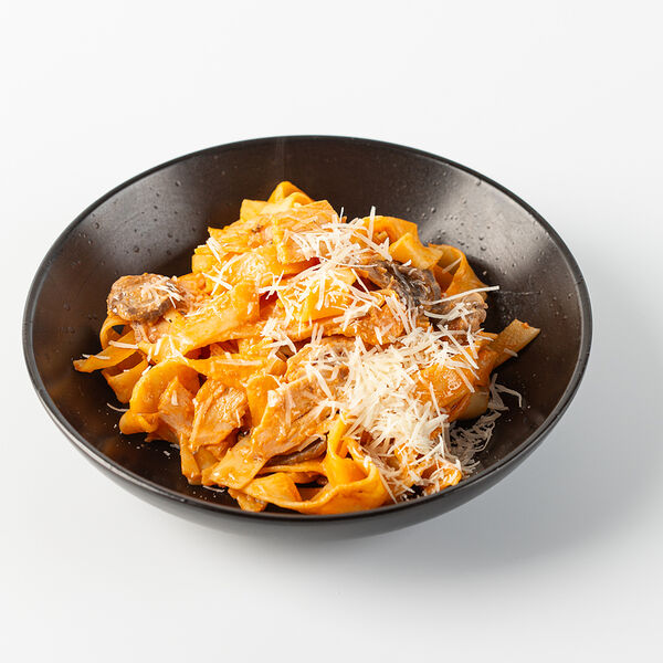 Паста Фетучини с индейкой и грибами в сливочно-томатном соусе