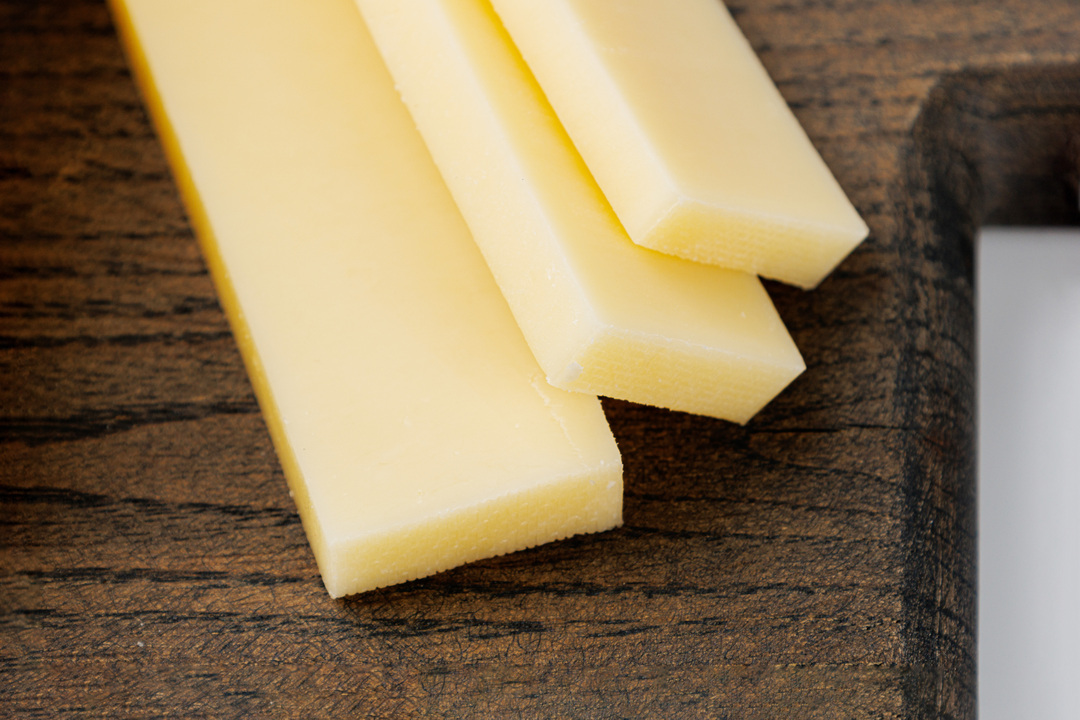 

Сыр твердый Вкусвилл Чеддер Свисс выдержка от 5 месяцев 150 г