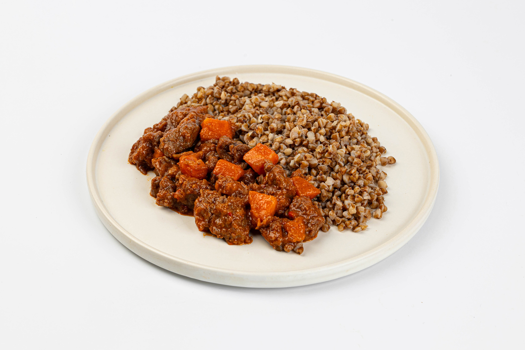 

Гуляш из говядины с гречкой