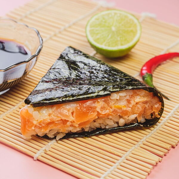 Онигири с лососем в соусе том ям