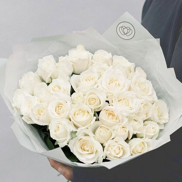 Букет из 35 белых роз 50 см (Россия) в голубой пленке