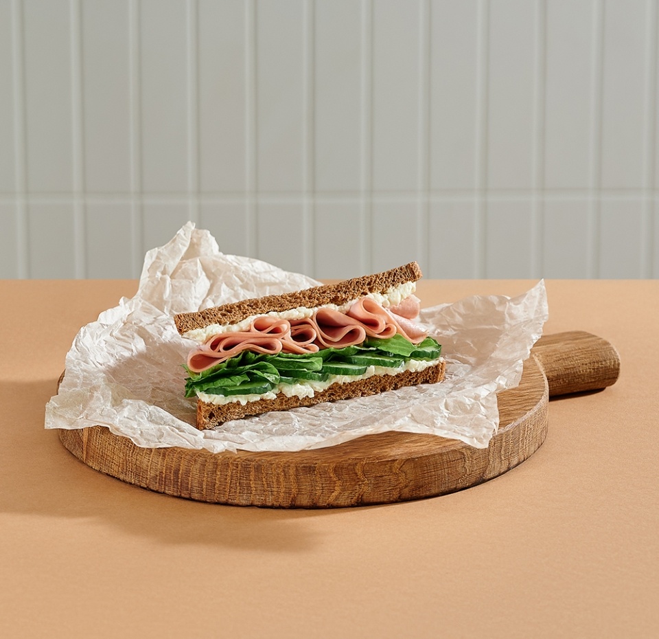 

Сэндвич с Мортаделлой, творожным сыром и хрустящим романо 100 г