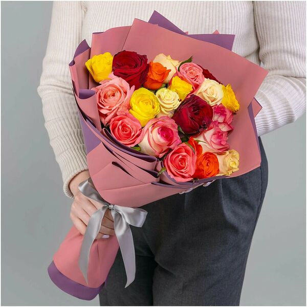 Букет из 19 роз микс Эквадор 50 см в оформлении