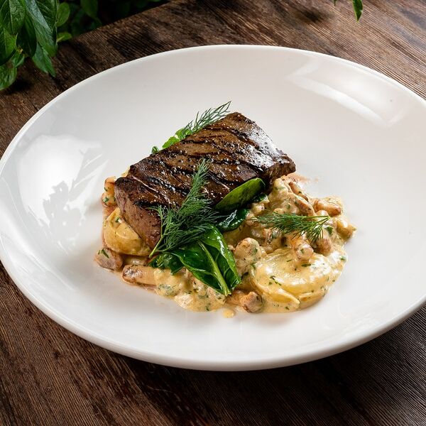 Печень говяжья с лисичками в сметане и картофеле