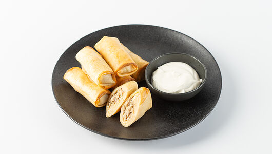 Большая порция блинчиков с курицей и сметаной