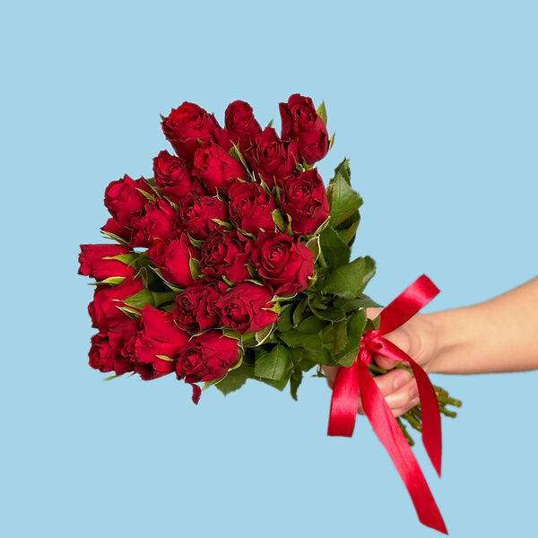 Букет цветов из 21 красной розы 35 см МП лента