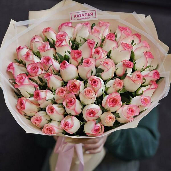 51 роза в дизайнерском оформлении