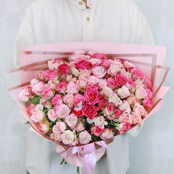 Букет из 35 кустовых роз нежный микс Кения в стильной упаковке