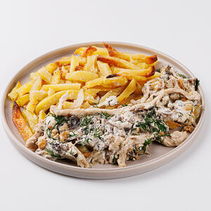 Картофель жареный со свининой и грибами в сметанном соусе