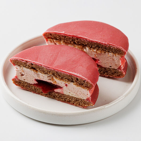 Пирожное веган Sweet бисквит с ягодным суфле, кафе