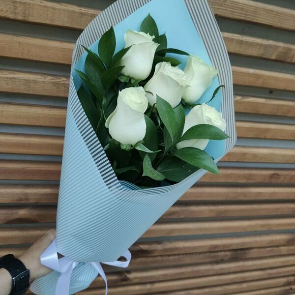 Букет 5 белых роз