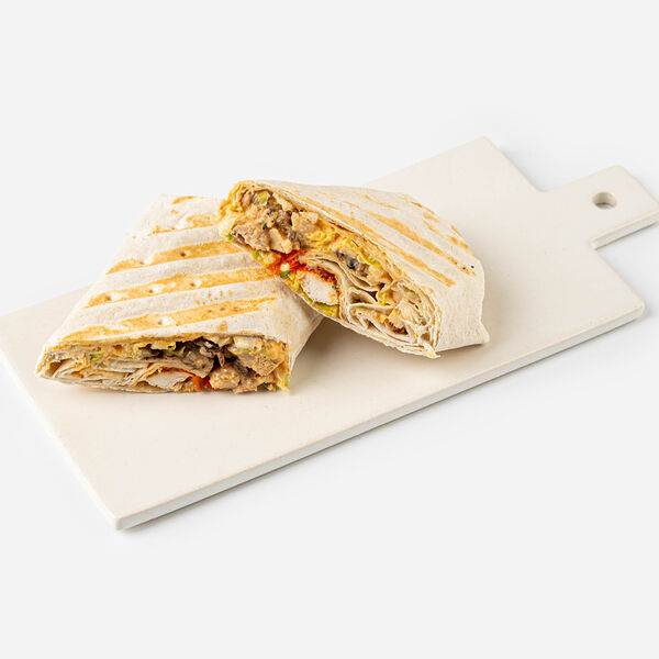 Сэндвич ролл с курицей, вешенками и соусом том ям на гриле, кафе