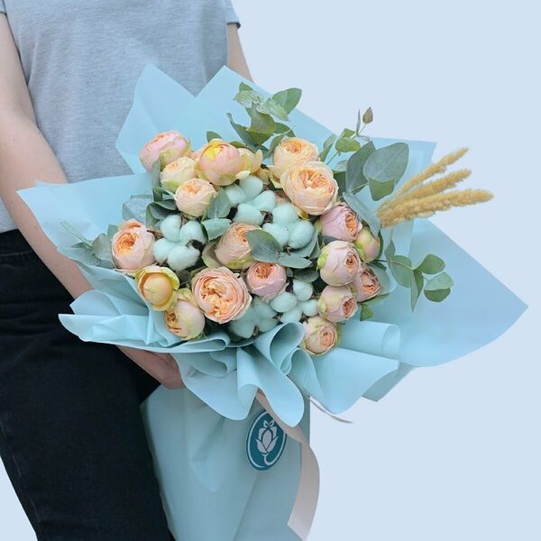 Букет из пионов SHERATON с розами и хлопком