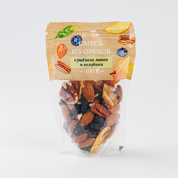 Смесь из орехов, сушеного манго и голубики