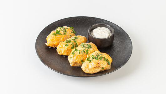 Большая порция ленивых голубцов в сметанном соусе