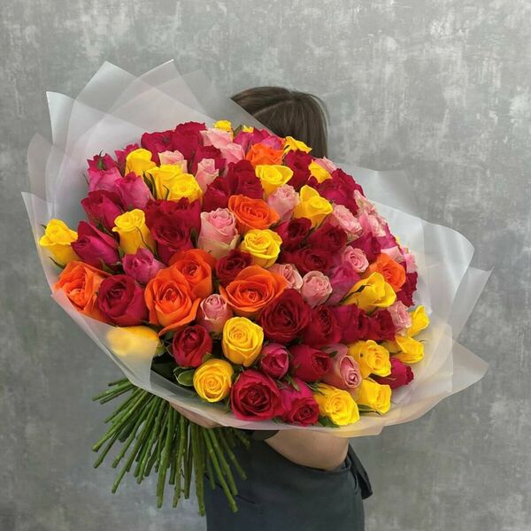 101 роза микс разноцветный в нежном оформлении