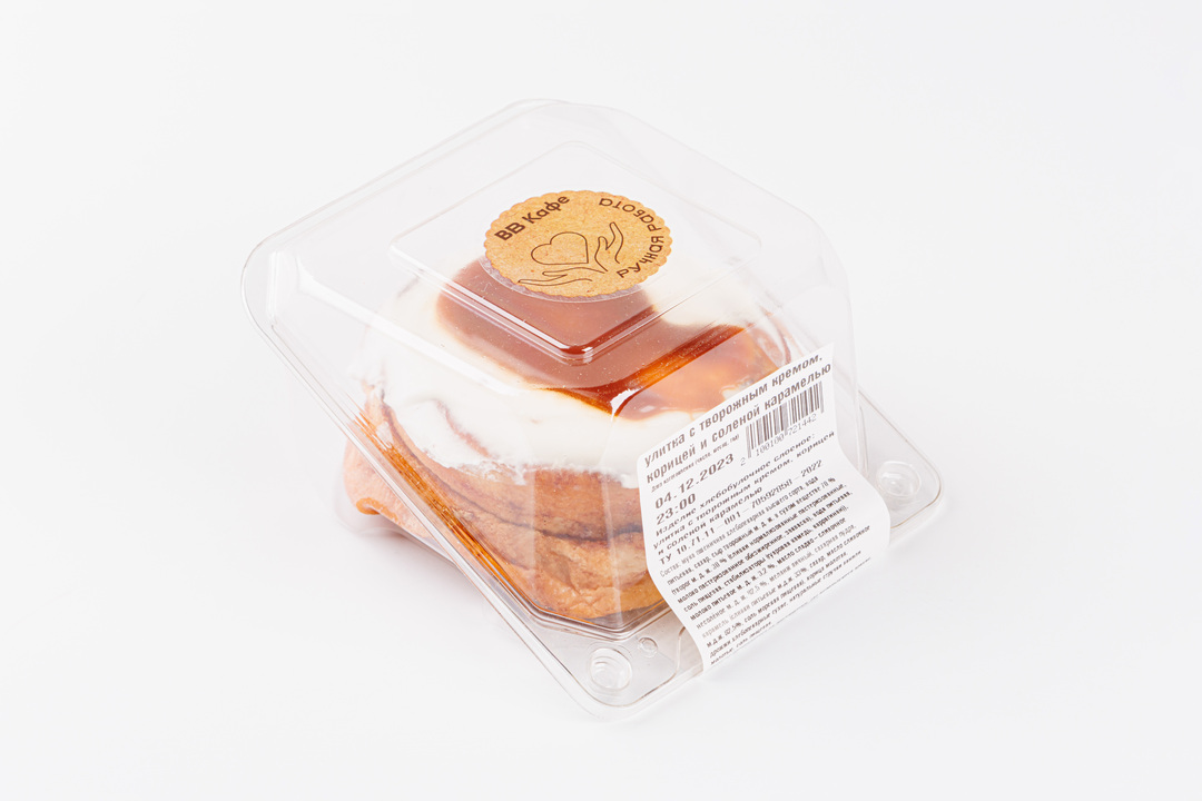 

Улитка с творожным кремом, корицей и соленой карамелью, кафе