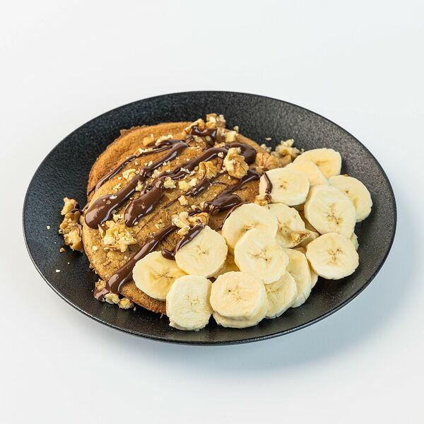 Панкейки банановые с клубникой и сливочным соусом