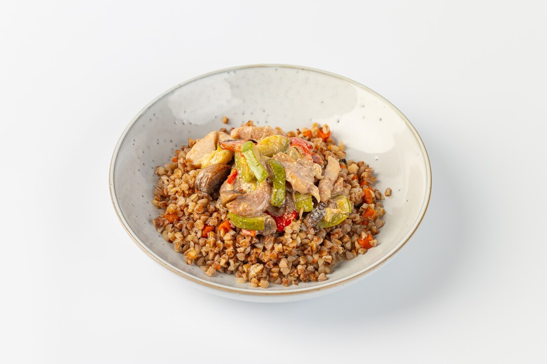 

Сливочное фрикасе из курицы со сладким перцем и отварной гречкой 290 г