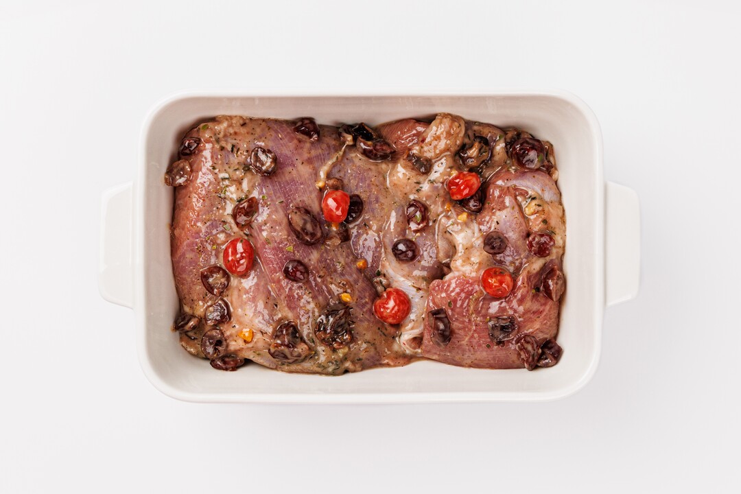 

Бедро индейки бескостное в ягодном маринаде 700г