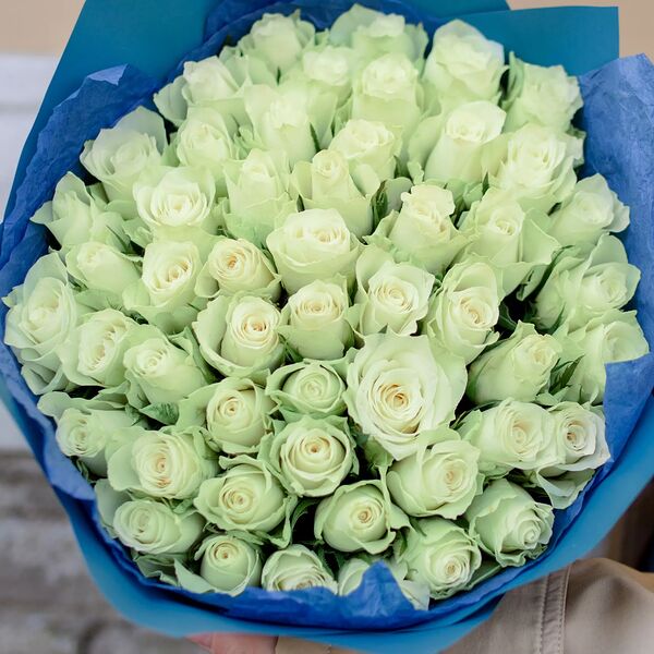 Букет из 51 белой розы 40 см (Кения) в голубой пленке