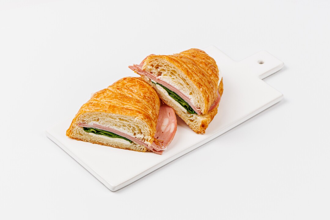 

Круассан с мортаделлой, крем-чизом и трюфелем, кафе 125 г